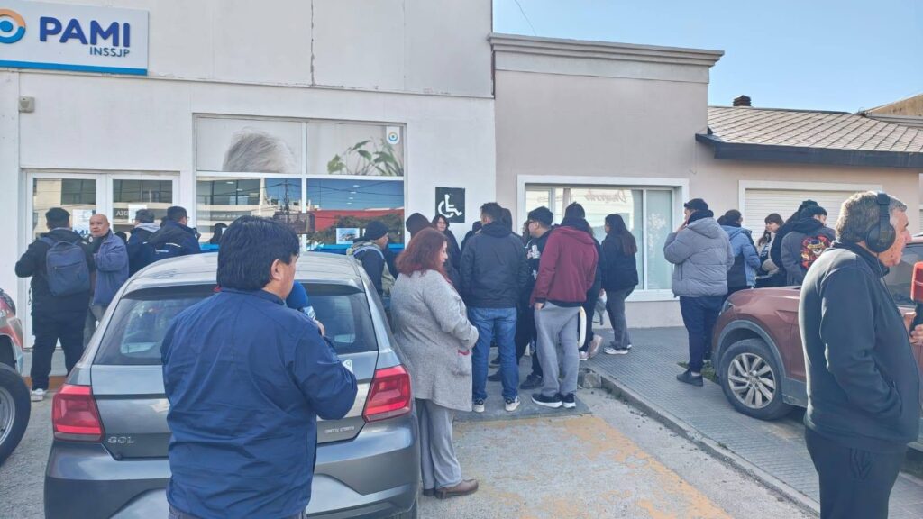 Jubilados de Caleta Olivia y Comodoro Rivadavia unieron sus voces de Reclamo ante la situación de PAMI