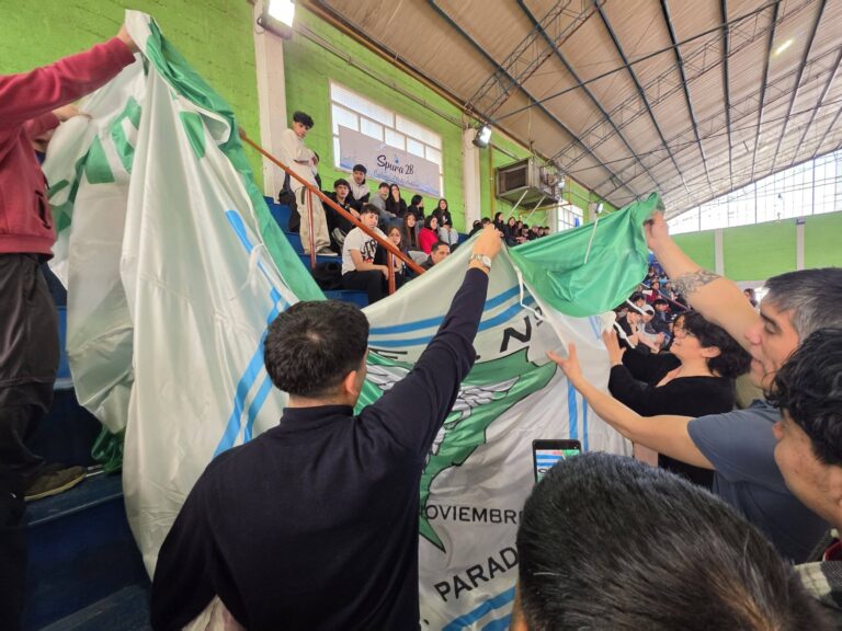Aldo Aravena junto a Yanina Rhil y Nicolàs Chacón entregaron banderas para cada Colegio en la Estudiantina 2026