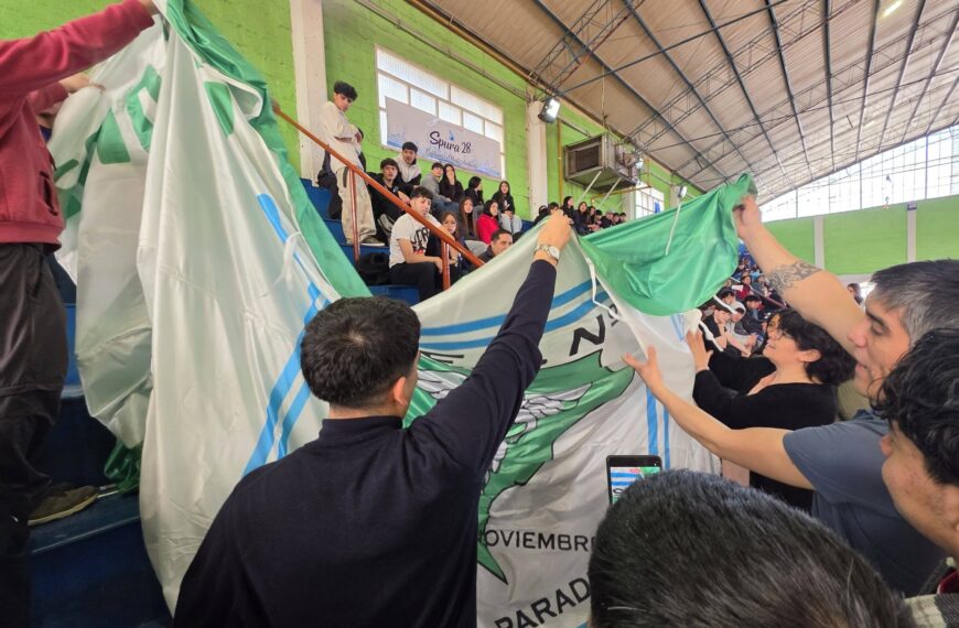 Aldo Aravena junto a Yanina Rhil y Nicolàs Chacón entregaron banderas para cada Colegio en la Estudiantina 2026