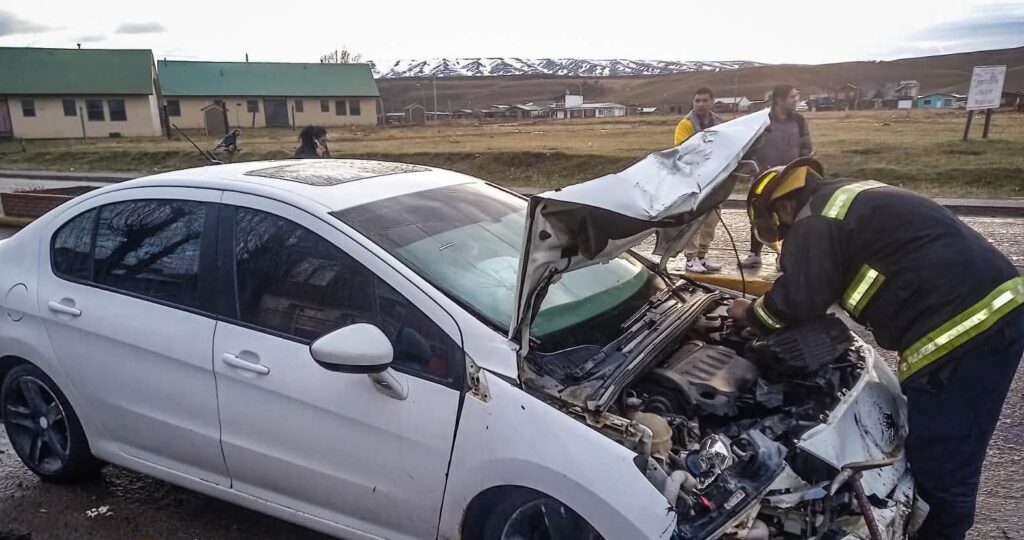 Colisión vehicular con asistencia de bomberos