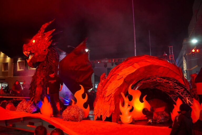 ”Dragones del Sur» del Polivalente de Arte es la carroza ganadora del Desfile de la Primavera 2026