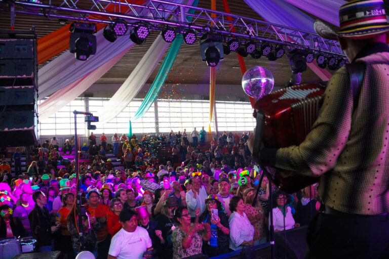 Cientos de adultos mayores disfrutaron del Abuelazo Fest en el Juan Bautista Rocha