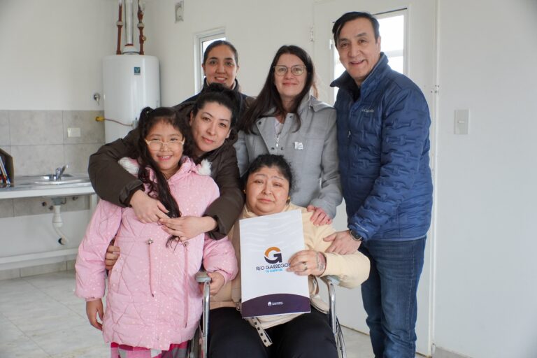 «Tener vivienda es dignidad»: la emoción de Valeria y Lucía al recibir las llaves de su nuevo hogar en el barrio Municipal»