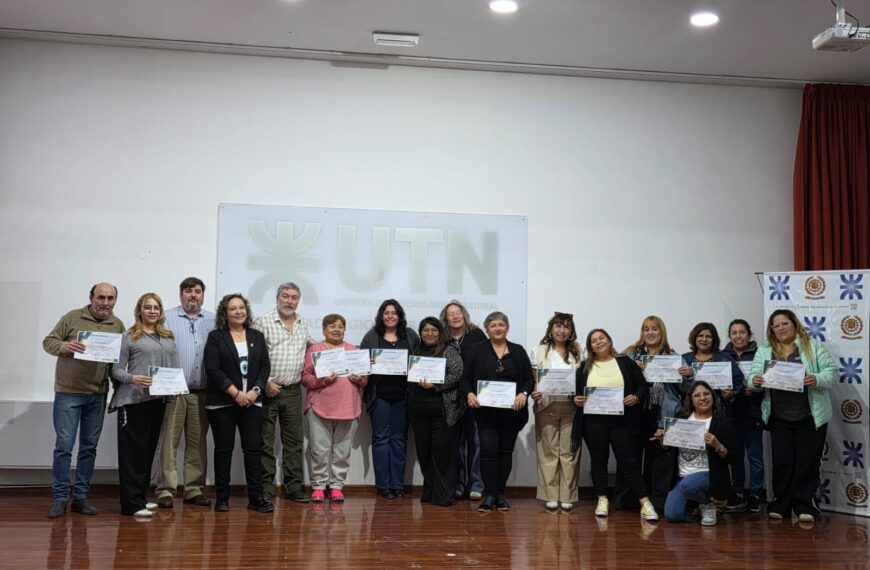 Formarse para cuidar: la UTN Santa Cruz entregó certificados de una diplomatura orientada al cuidado de adultos mayores