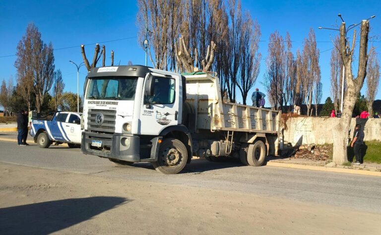 Trabajos de limpieza en la Plaza Guemes