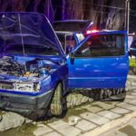 Despistó y el auto quedó en el bulevar