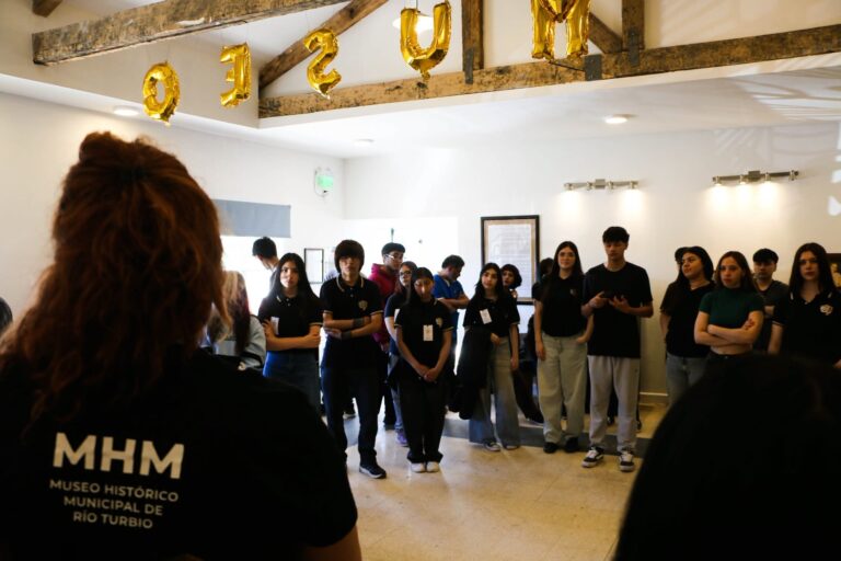 Estudiantes del CPES 7 de Rio Gallegos en el Museo Histórico Municipal