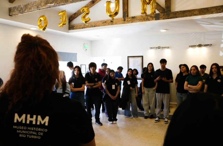 Estudiantes del CPES 7 de Rio Gallegos en el Museo Histórico Municipal