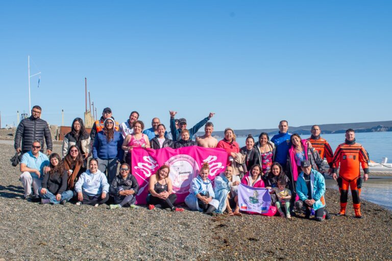 Turismo y Deporte: Éxito total en la primera jornada de nado simultáneo por Octubre Rosa en la ría local