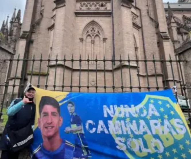 El padre de un jugador de Boca lesionado caminó a Luján con una bandera de su hijo y el «Xeneize»
