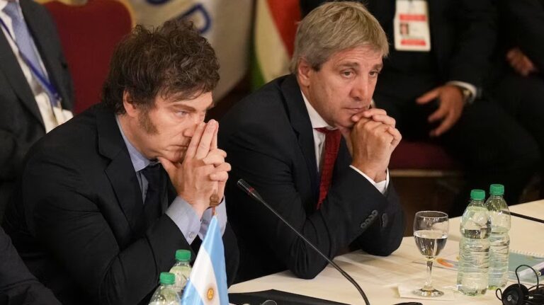 El riesgo país subió a 765 puntos: cuánto afecta el programa financiero y qué otras alternativas hay