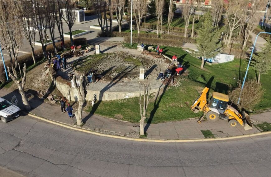 Servicios Públicos realiza la limpieza integral de la cisterna central de la plaza