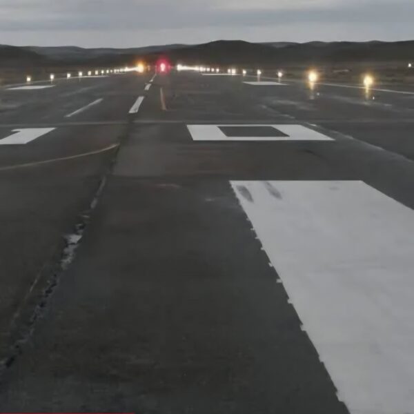 El aeropuerto de Perito Moreno ya opera de noche: repararon el balizamiento y sumaron iluminación LED