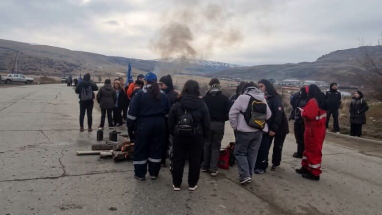 Municipales cortan parcialmente la Ruta 20