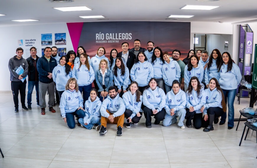 Pablo Grasso entregó indumentaria al personal de Turismo Municipal