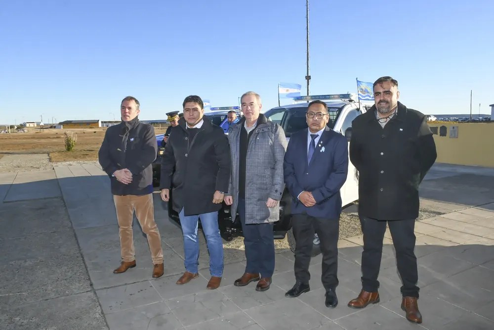 20240523_CV_POLICIA_ENTREGA_CAMIONETAS-38